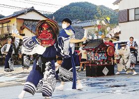 芳流館互盟社が披露した獅子舞（和歌山県古座川町高池で）
