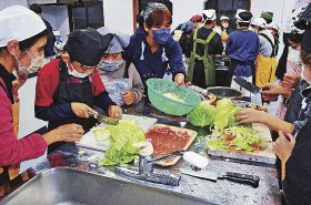 友達と料理や掃除／上南部小５、６年生／２泊３日で「通学合宿」