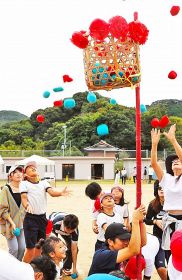 雨上がりの運動場に歓声　秋の運動会、真っ盛り、和歌山県紀南