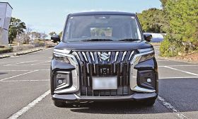 存在感がある縦型のフロントグリルと個性的なバンパーを採用したソリオバンディット（和歌山県田辺市たきない町で）