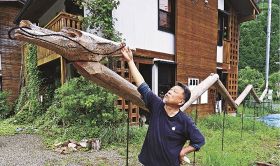 白龍のモニュメントで観光客出迎え　田辺市龍神村