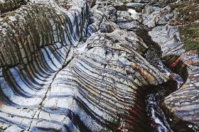 黒と白の境目がはっきり分かる「まだら岩」（和歌山県すさみ町小附で）