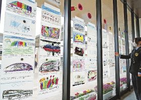 鉄道テーマに子どもたちの絵／ＪＲ紀伊田辺駅で展示