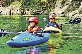 「しんどいけど楽しい」　地球元気村でカヌー体験