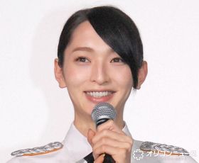 36歳・佐藤かよ、美スタイル際立つ冬物ジャケット×スポーツウェア姿に「マジ綺麗だなぁ」「着こなしがカッコイイ」
