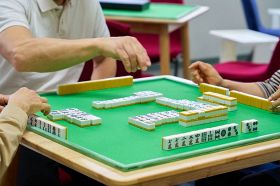 初心者でも和気あいあいとマージャンを楽しめる