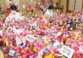 節分に向け縁起物の吉兆を制作するみこ（２６日、和歌山県新宮市で）