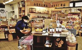 商品を並べて開店に備える従業員（１日、田辺市龍神村龍神で）