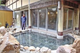 温泉を沸かし、営業再開の準備を整える（田辺市龍神村丹生ノ川で）