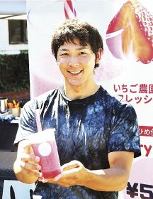 がんばってます／藤原楓〈ふじわら　かえで〉さん（２５歳）／イチゴジュース販売