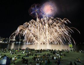 夏の夜鮮やかに彩る　白浜で花火フェスティバル