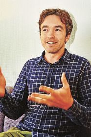 がんばってます／アントニオ・フェルナンデスさん（３１歳）／上富田町の外国語指導助手