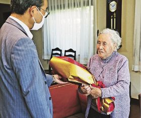 １００歳の前田さん祝福／古座川　西前町長が訪問