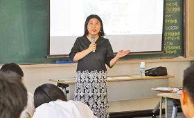 自分の「好き」伝えて　文筆家・甲斐さん講演、和歌山県・神島高