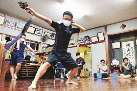 稽古に励む古座青年会のメンバー（和歌山県串本町古座で）