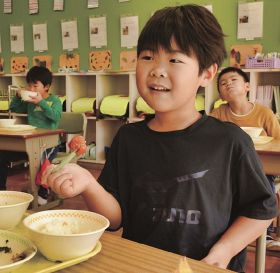 梅干しに親しんで　みなべアグリが小中学校に贈呈