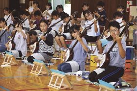 伝統の三味線を稽古／田辺市中辺路小／２６日の学習発表会で披露
