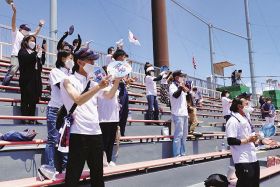 保護者ら客席から拍手／高校野球和歌山大会／開幕戦勝利の龍神分校