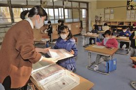 寒風の中、窓開け始業式／串本、古座川の小中学校
