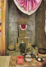 ちょっと寄り道　石碑・地蔵を訪ねて　串本町編（３）／伊串の道標地蔵（串本町伊串）／お堂内で重畳山を案内