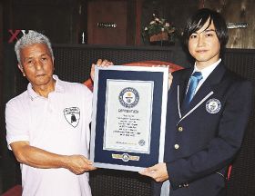 桐村和由さん（右）から公式認定証を受け取る金田紀彦社長＝２４日、和歌山県白浜町椿で