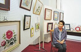 館内で展示される桐本輝子さんの水彩画作品（和歌山県みなべ町芝で）