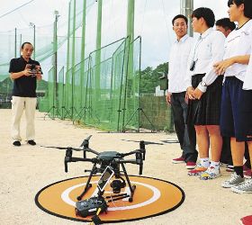 ドローンの操縦体験／測量の授業で熊野高